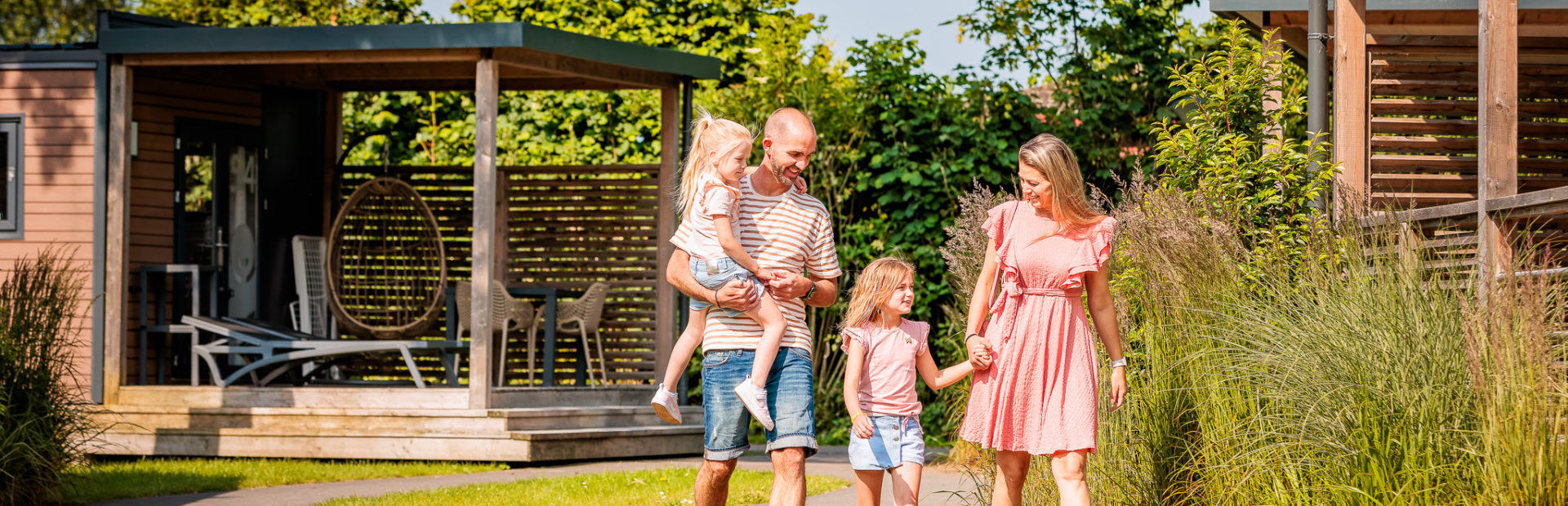 Een gezin dat langs de EilandLodges loopt, heerlijk op vakantie