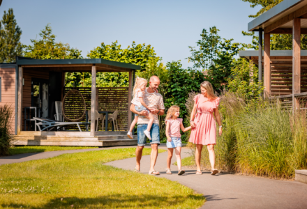 Een gezin dat langs de EilandLodges loopt, heerlijk op vakantie