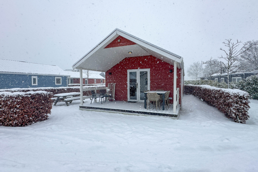 Een ondergesneeuwde Rivierlodge accommodatie