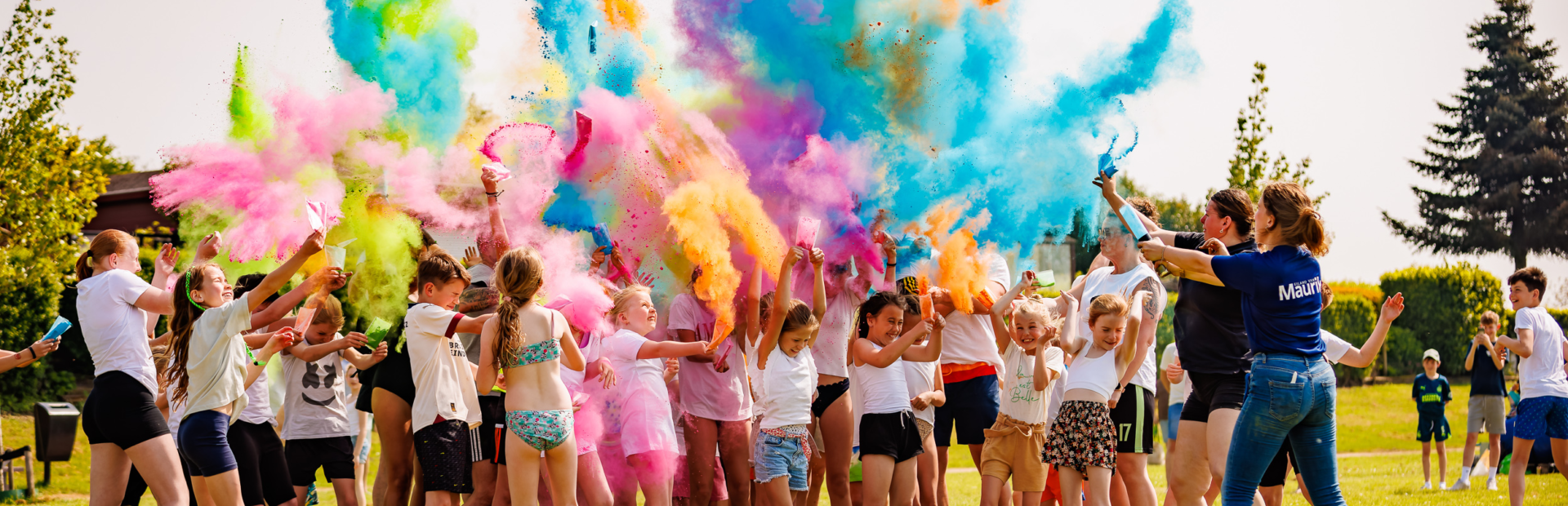 Het animatieteam dat speelt met kinderen en kleurijk poeder