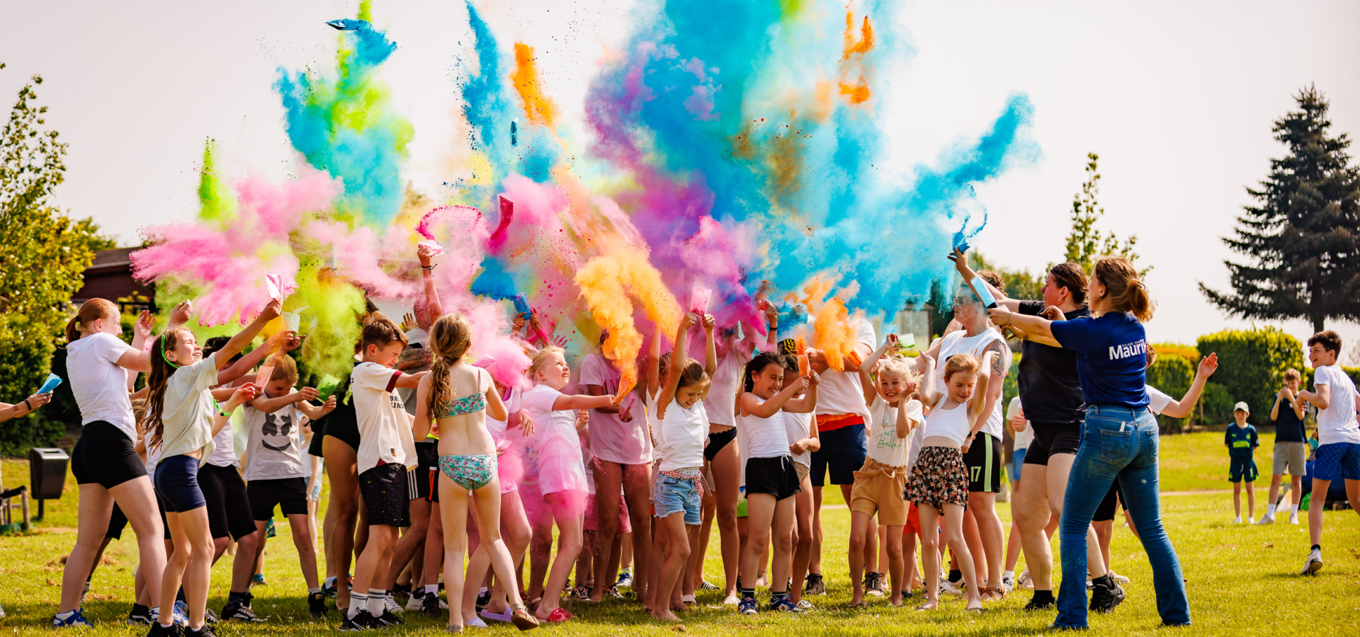 Het animatieteam dat speelt met kinderen en kleurijk poeder