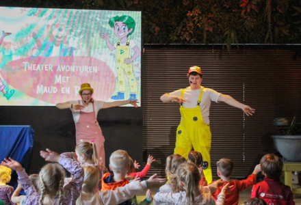 Maud en Rik dansen en spelen met kinderen tijdens de animatie