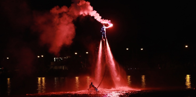 Vuurwerk- en flyboardshow aan het water bij Eiland van Maurik