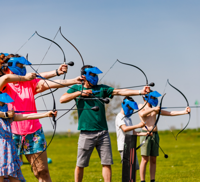 Kinderen spelen arrowtag tijdens het animatieprogramma