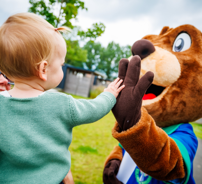 Peuter geeft Barry de Bever een High-five tijdens de meet-and-greet in de Kleintjesweken