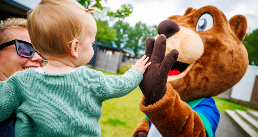 Peuter geeft Barry de Bever een High-five tijdens de meet-and-greet in de Kleintjesweken