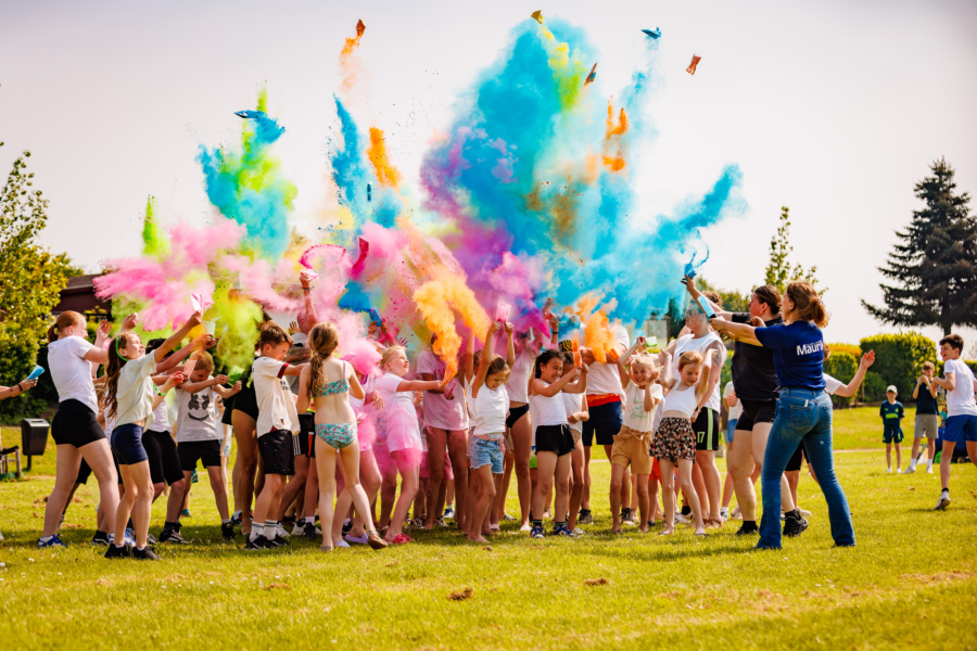 Het animatieteam dat speelt met kinderen en kleurijk poeder