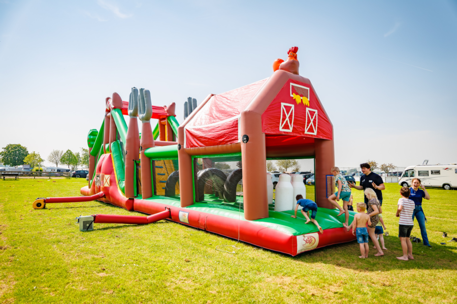 Springkasteel op de Eksche waard kampeerveld