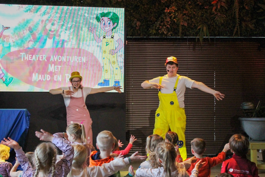 Maud en Rik dansen en spelen met kinderen tijdens de animatie