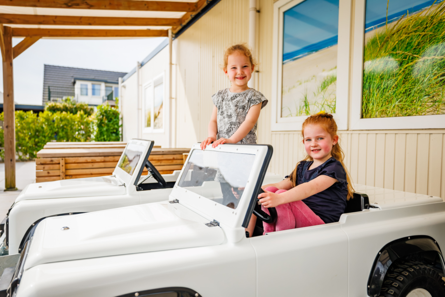 Spelende kinderen die in de Eiland van Maurik Adventure Trucks zitten