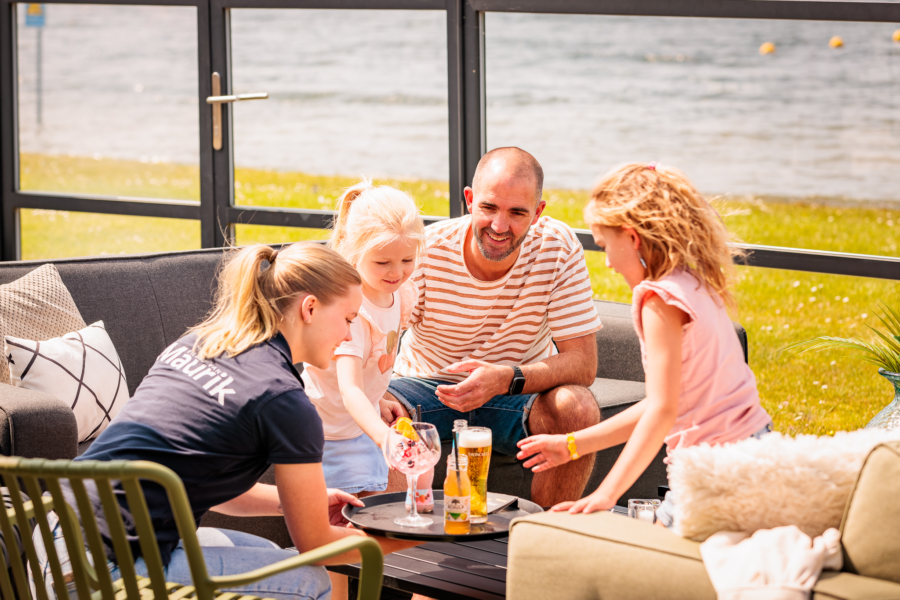 Met het gezin een hapje en drankje doen bij de Beachclub