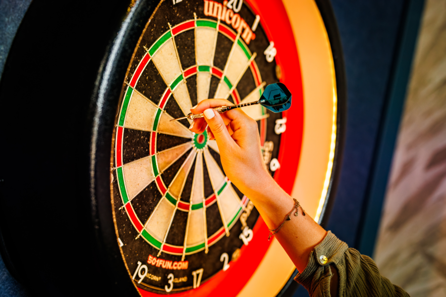 Het dartboard van het E-darten dat automatisch de punten bijhoudt in Mauk