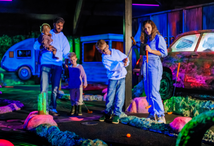 Golf in the Dark bij Family Entertainment Center Mauk
