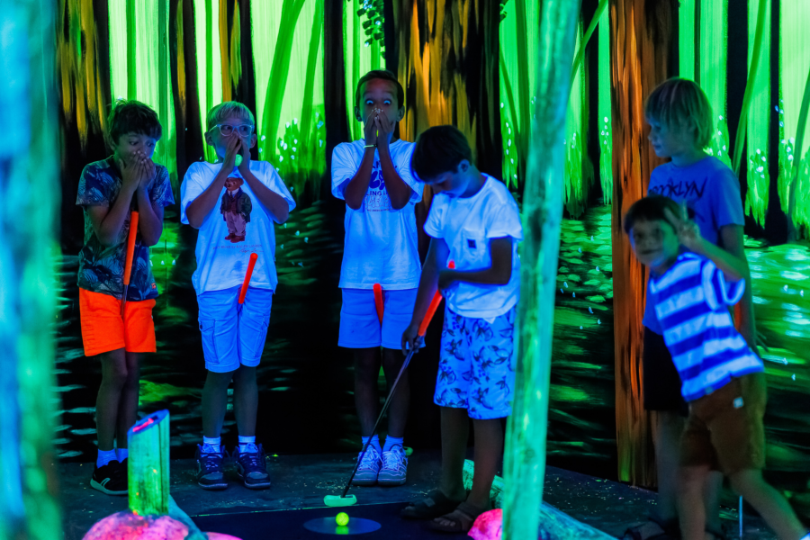 Kinderen spelen een spannend potje Golf in the Dark op een kinderfeestje