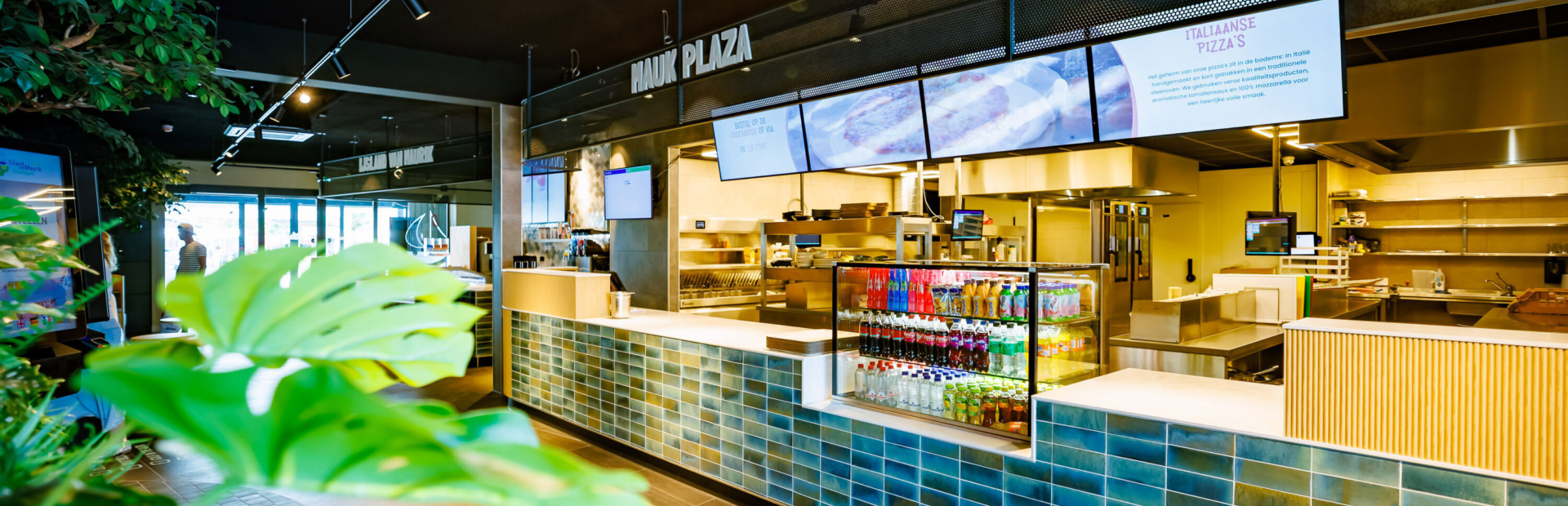 Balie van Mauk Plaza waar je heerlijk eten kan kopen en afhalen