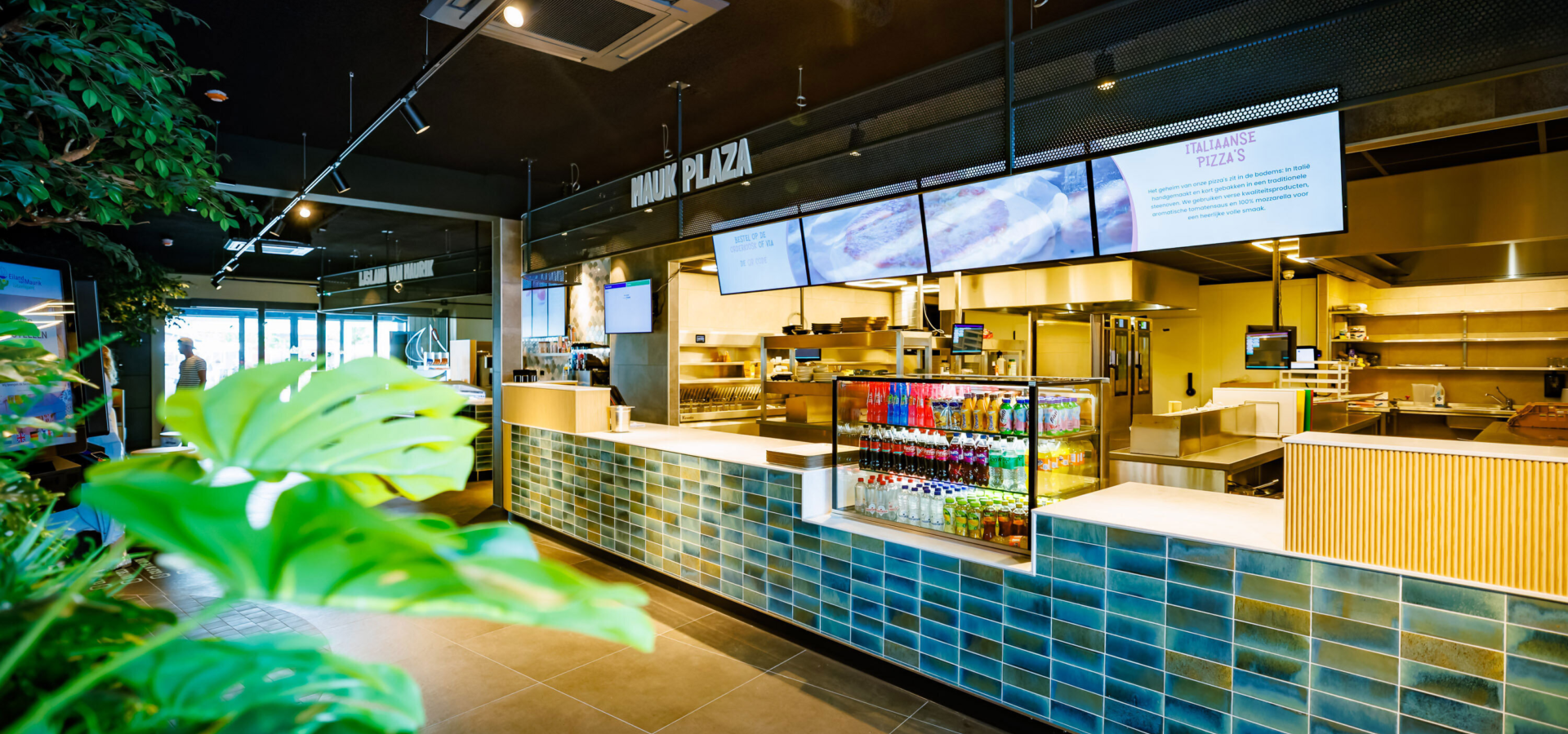 Balie van Mauk Plaza waar je heerlijk eten kan kopen en afhalen