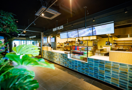 Balie van Mauk Plaza waar je heerlijk eten kan kopen en afhalen