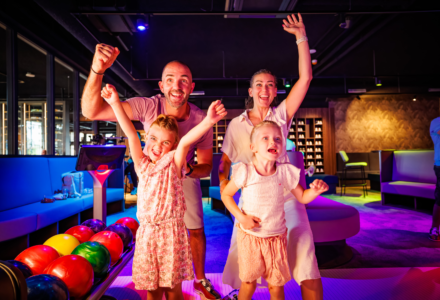 Een gezin met kinderen die enthousiast zijn over Hyper Bowling bij Mauk