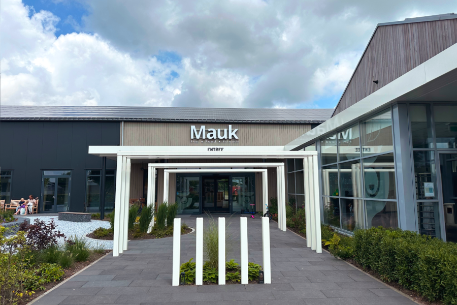 De hoofdingang van Mauk met daarbij een poort