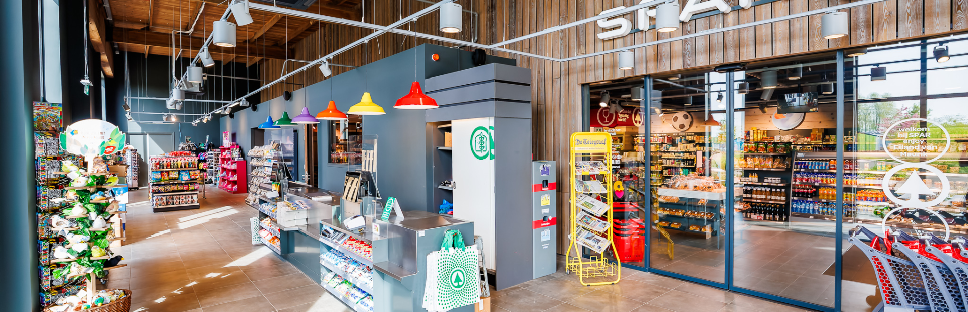 Ingang en Kassa van de SPAR supermarkt