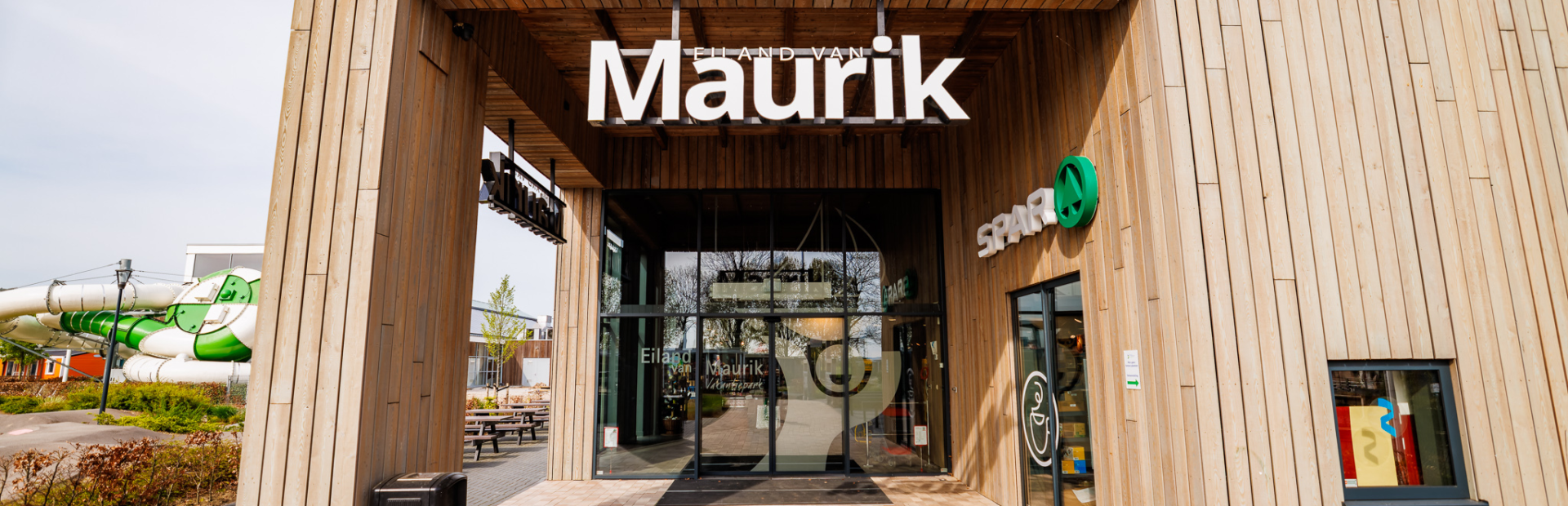 Ingang van de SPAR Supermarkt en souvenirwinkel