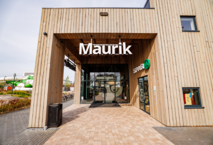 Ingang van de SPAR Supermarkt en souvenirwinkel