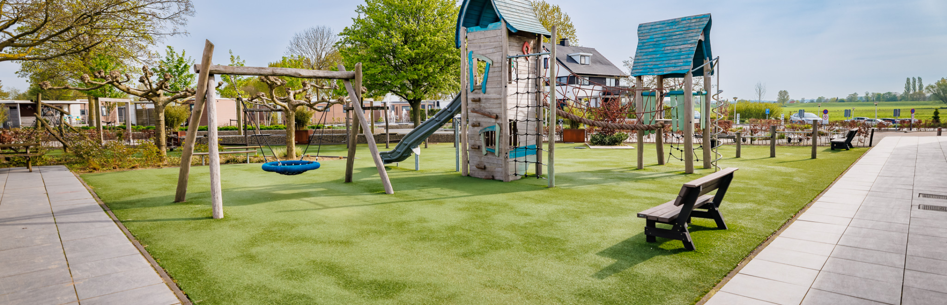 Speeltuin met schommel, glijbaan en rekken voor kinderen