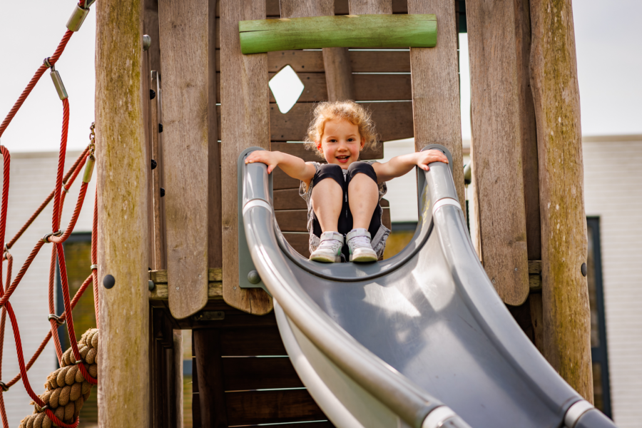 Speeltuinen met glijbaan voor kinderen