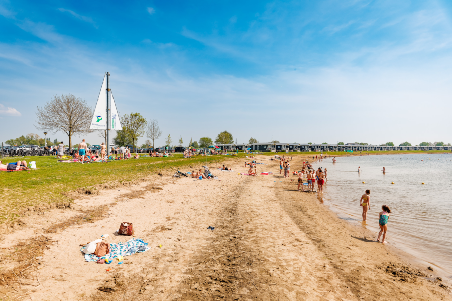 Strand van Vakantiepark Eiland van Maurik in de Betuwe