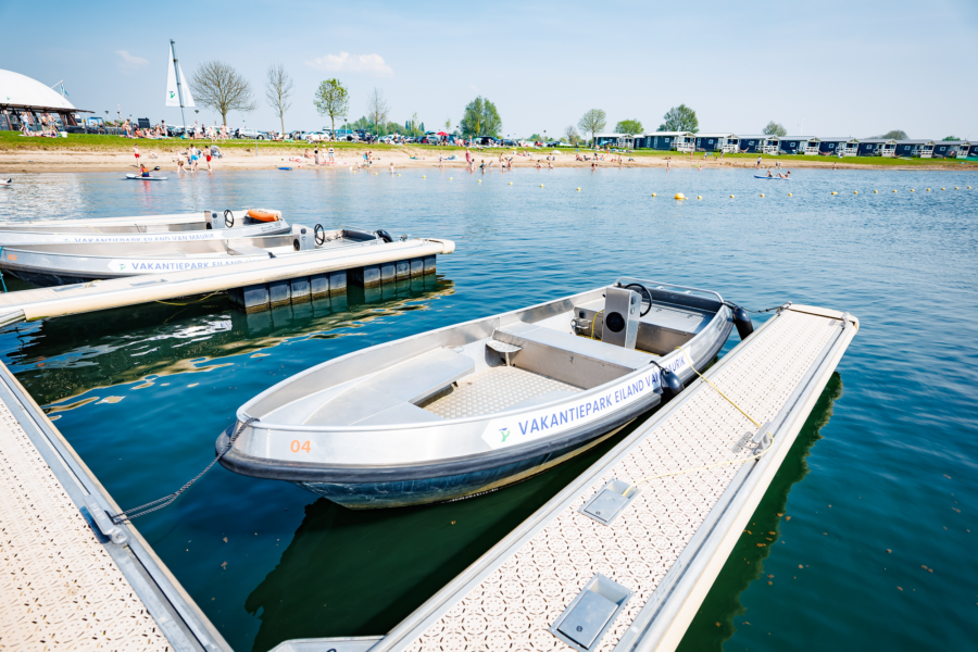 Elektrische sloep ligt aan de steiger van camping Eiland van Maurik