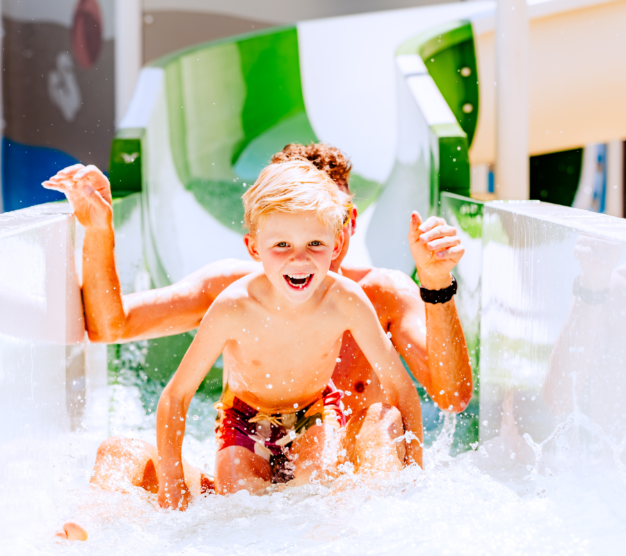 Kinderen spelen bij het zwembad van Eiland van Maurik