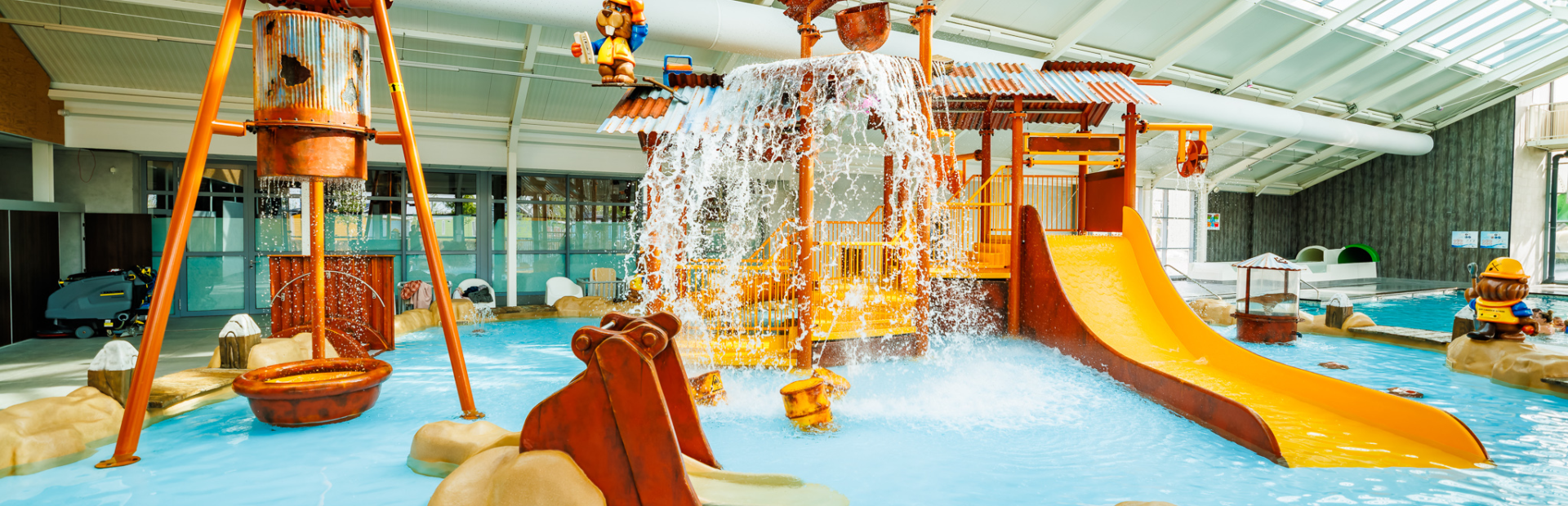 Overdekt zwembad met peuterbad op vakantiepark Eiland van Maurik