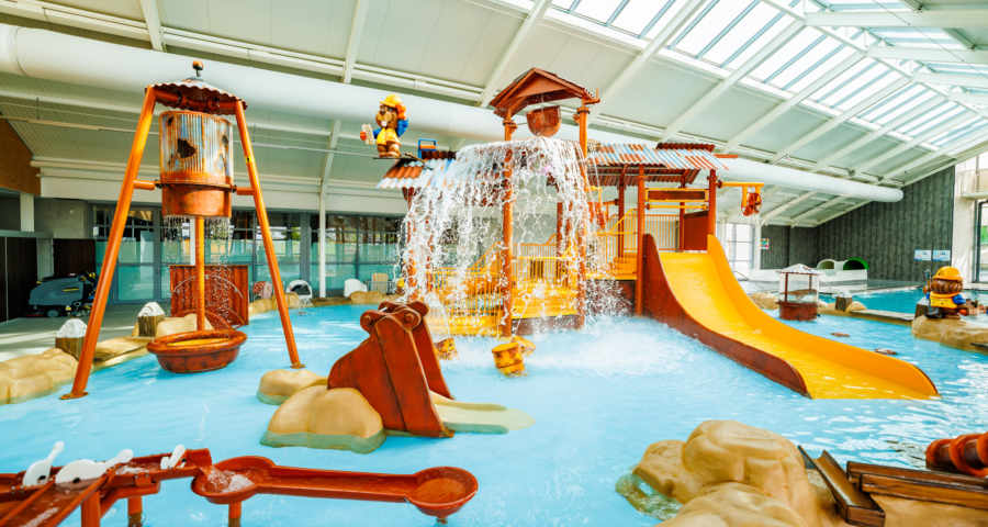 Overdekt zwembad met peuterbad op vakantiepark Eiland van Maurik