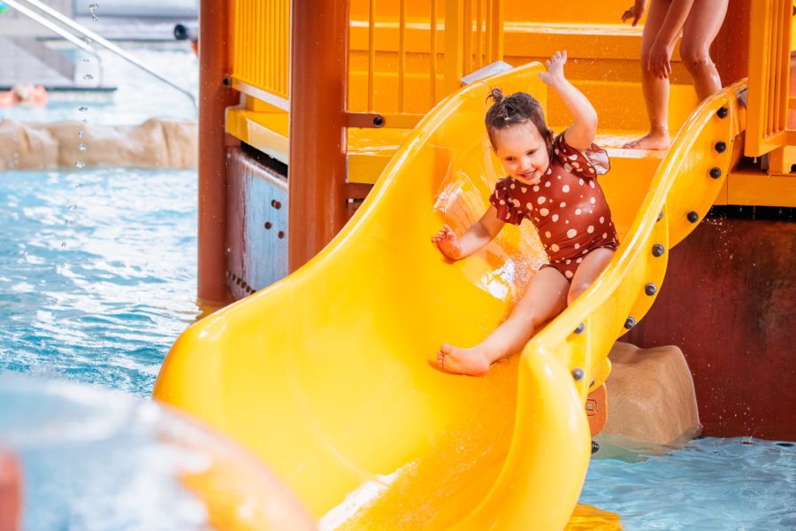 Kleine glijbaan speciaal voor jonge kinderen op camping