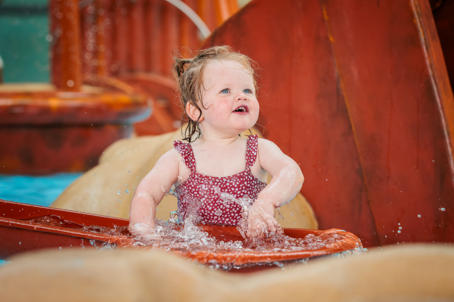Jong meisje speelt in Barry's Baggerbende