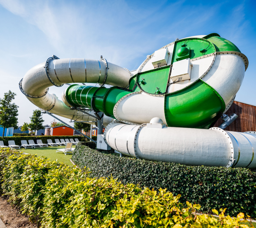 Waterglijbanen in overdekt zwembad op de camping in de Betuwe