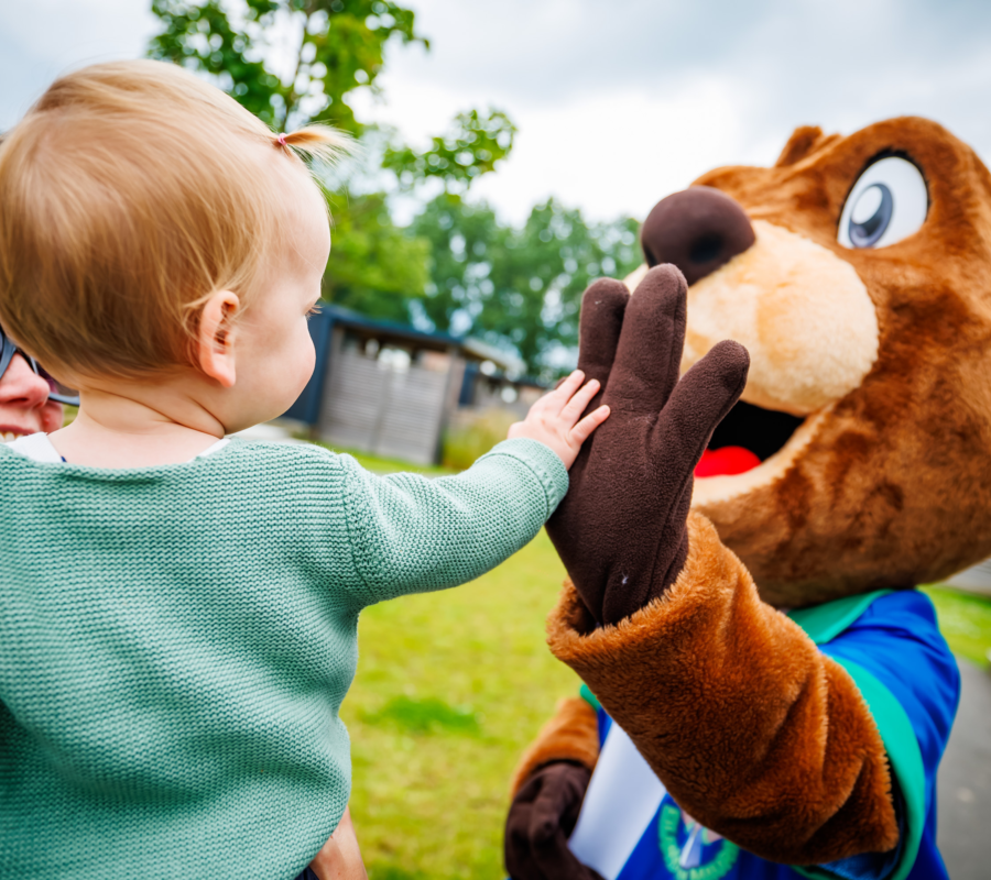 Peuter geeft Barry de Bever een High-five tijdens de meet-and-greet in de Kleintjesweken
