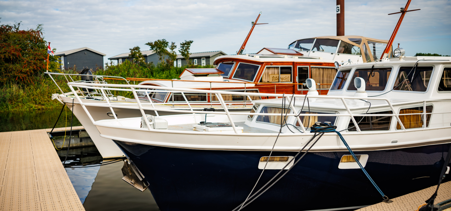 Grote boot dat aan de jachthaven ligt