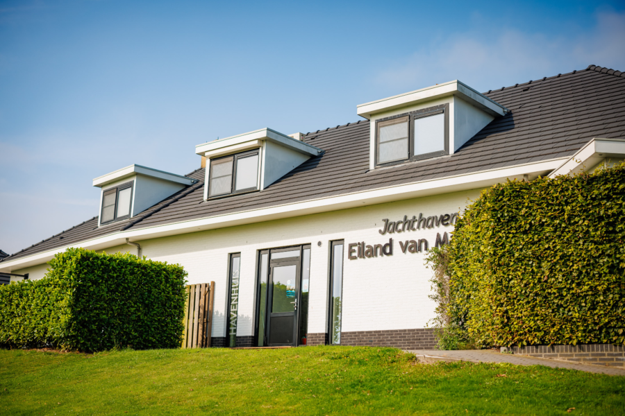 Het sanitairgebouw op het terrein van de haven