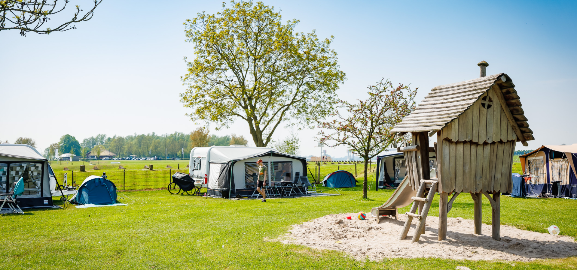 Groene en ruime kampeervelden op de Eksche Waard met speeltuin