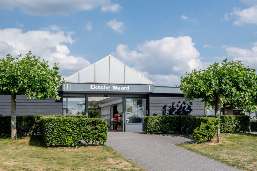 Ingang van het toiletgebouw van Eksche Waard met wc's, douches en meer