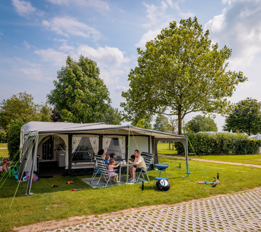 Ruime kampeerplaats op de Eksche Waard bij Eiland van Maurik