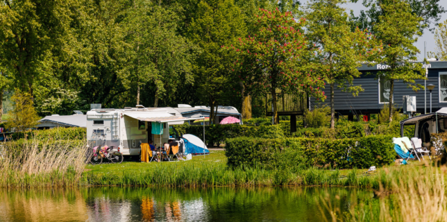Gezin dat vakantie viert aan het water bij Eiland van Maurik