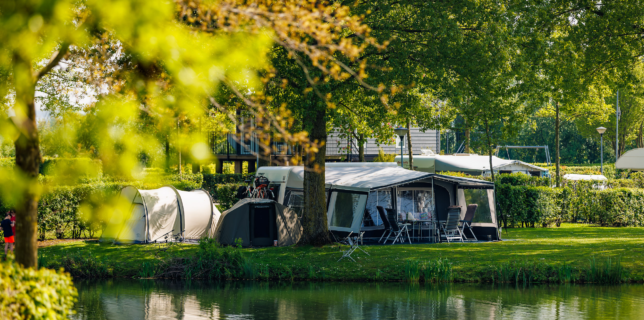 Prachtig ruime kampeerplaats voor caravans aan het water