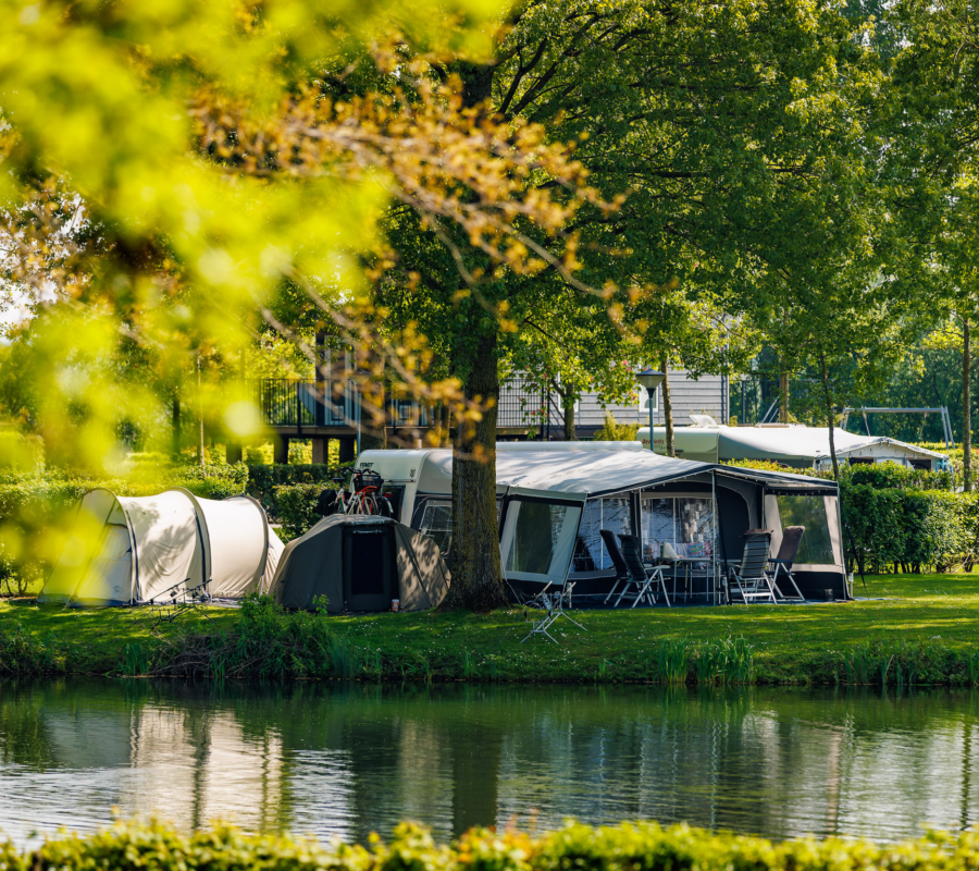Prachtig ruime kampeerplaats voor caravans aan het water