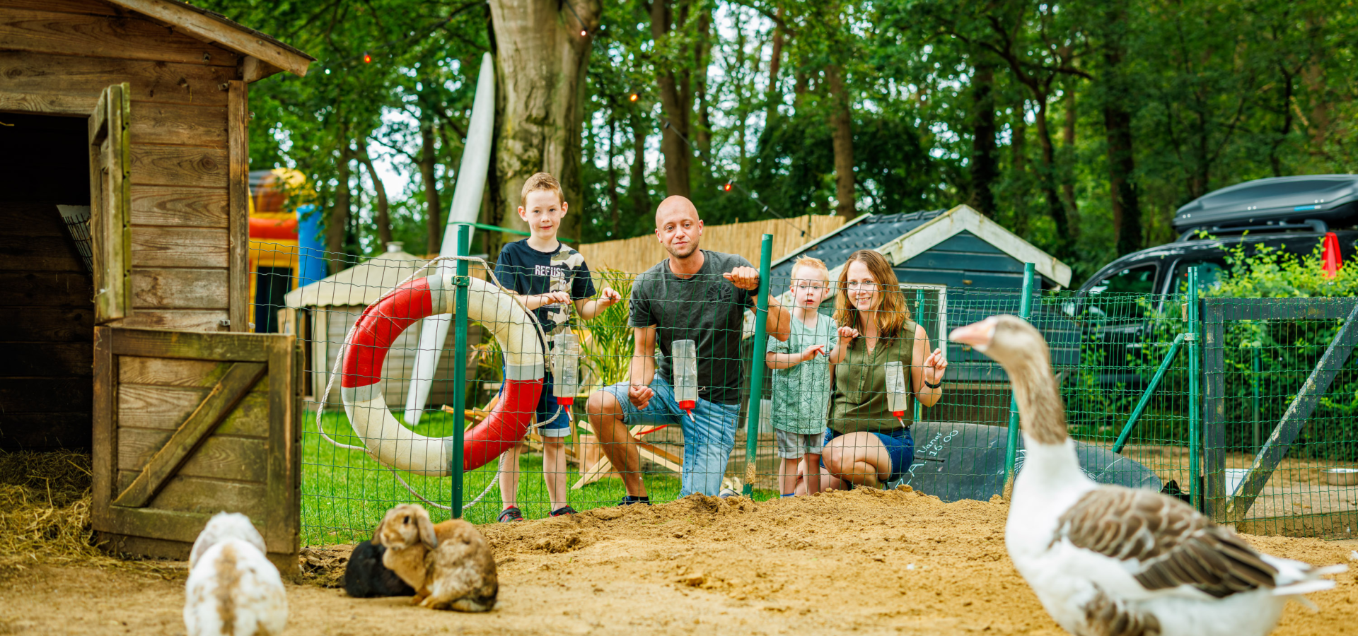 Een gezin dat naar de dierenweide staat op het vakantiepark