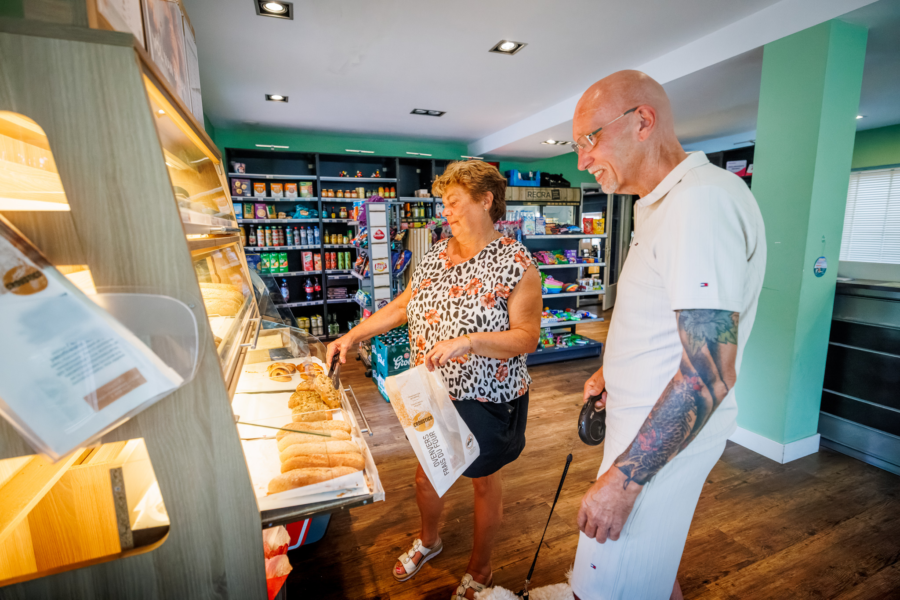 Kleine supermarkt met verse broodjes Vakantiepark de Luttenberg