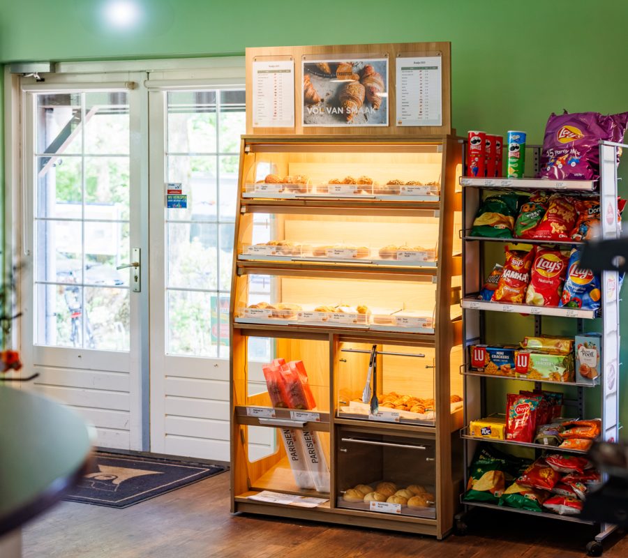 Winkelaanbod in het receptiegebouw van Vakantiepark de Luttenberg