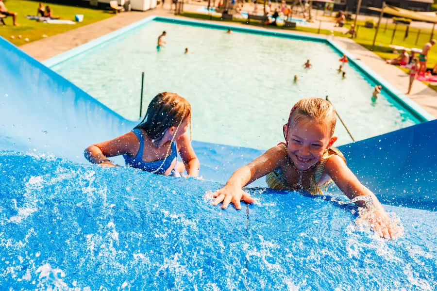 Vakantieparkluttenberg zwembad buiten kinderen