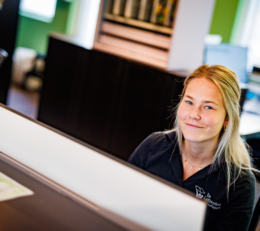 Personeel aan de receptie van Vakantiepark de Luttenberg